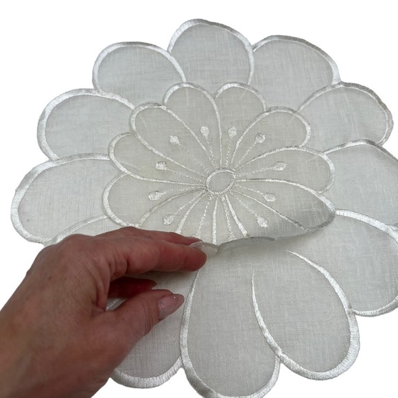 Nwt Set of 3 White Doilies Flower Motif - Picture 3 of 5